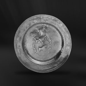 Piatto antico in peltro sbalzato (Art.112)