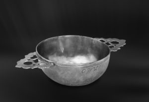 Scodella in peltro con manici (Art.225)