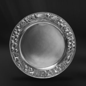 Piatto grande piattone in peltro sbalzato (Art.266)