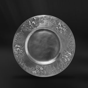 Piatto in peltro sbalzato (Art.527)