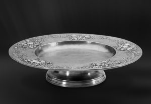 Alzata rotonda in peltro sbalzato (Art.528)
