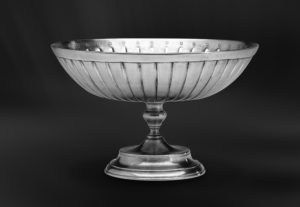 Alzata rotonda in peltro sbalzato (Art.542)