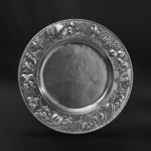 Piatto grande piattone in peltro sbalzato (Art.777)