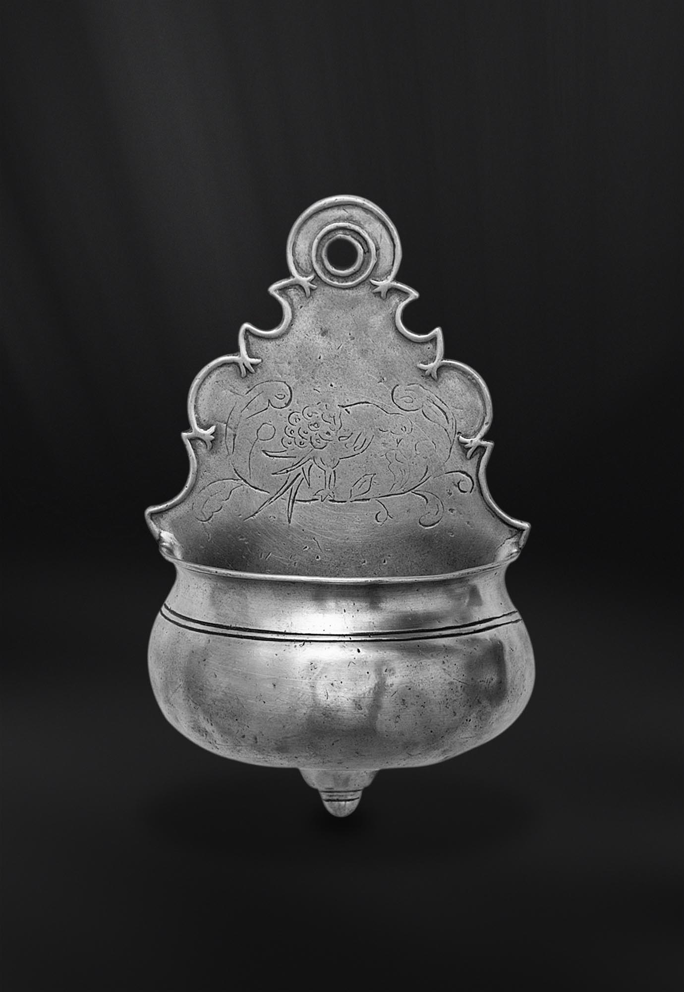 Acquasantiera portafiori in peltro (Art.386) Acquasantiera portafiori in peltro (Art.386)