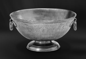 Centrotavola in peltro con base e manici (Art.407)