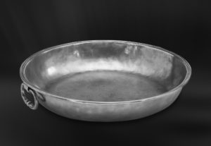 Centrotavola antico in peltro con manici (Art.429)
