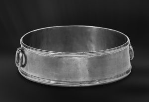 Centrotavola in peltro con manici (Art.435)