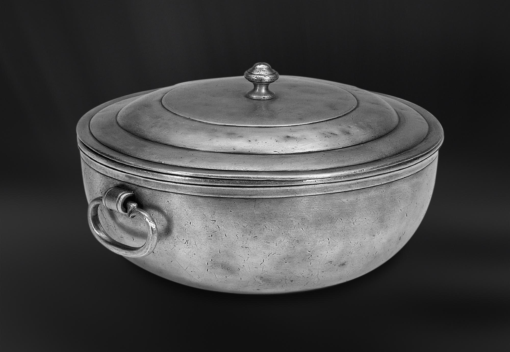 Zuppiera con coperchio in peltro (Art.462) Zuppiera con coperchio in peltro (Art.462)