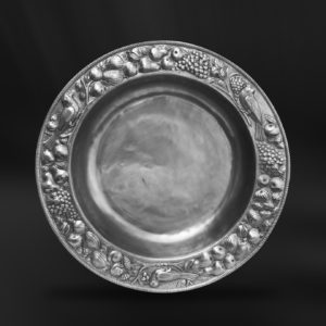 Centrotavola rotondo in peltro sbalzato (Art.490)
