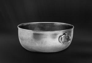 Centrotavola in peltro con manici (Art.507)