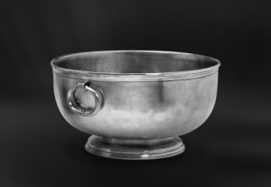 Centrotavola in peltro con base e manici (Art.508)