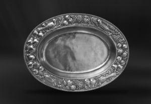 Centrotavola ovale in peltro sbalzato (Art.523)