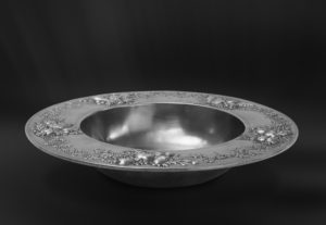 Centrotavola in peltro sbalzato (Art.526)