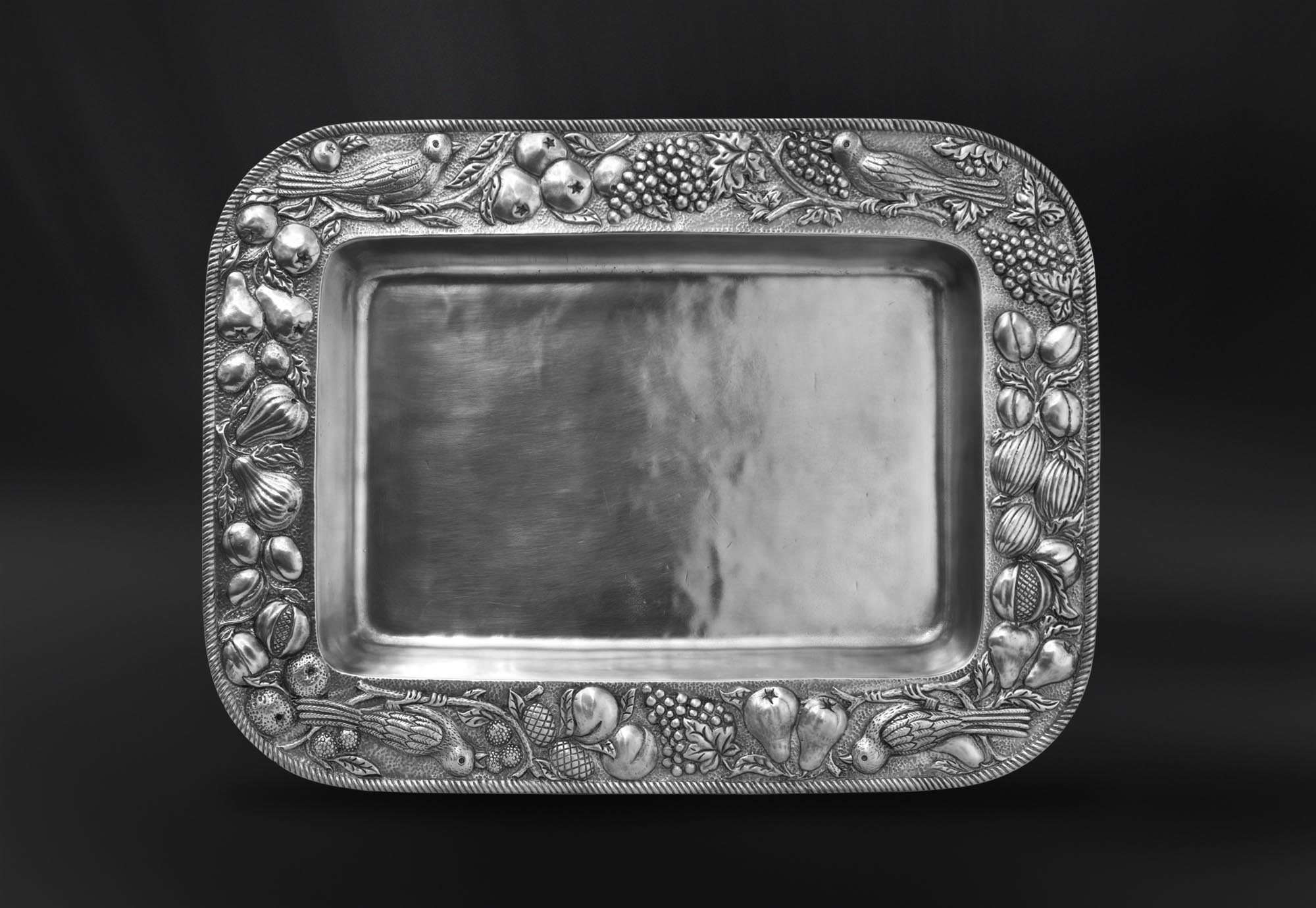 Centrotavola rettangolare in peltro sbalzato (Art.538) Centrotavola rettangolare in peltro sbalzato (Art.538)