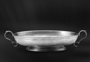 Centrotavola ovale in peltro con base e manici (Art.575)