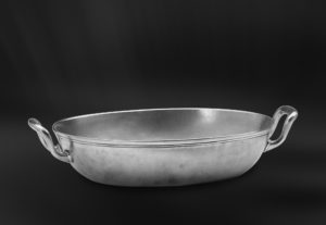 Centrotavola ovale in peltro con manici (Art.582)