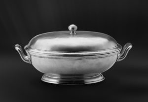 Zuppiera ovale in peltro con base e coperchio (Art.585)