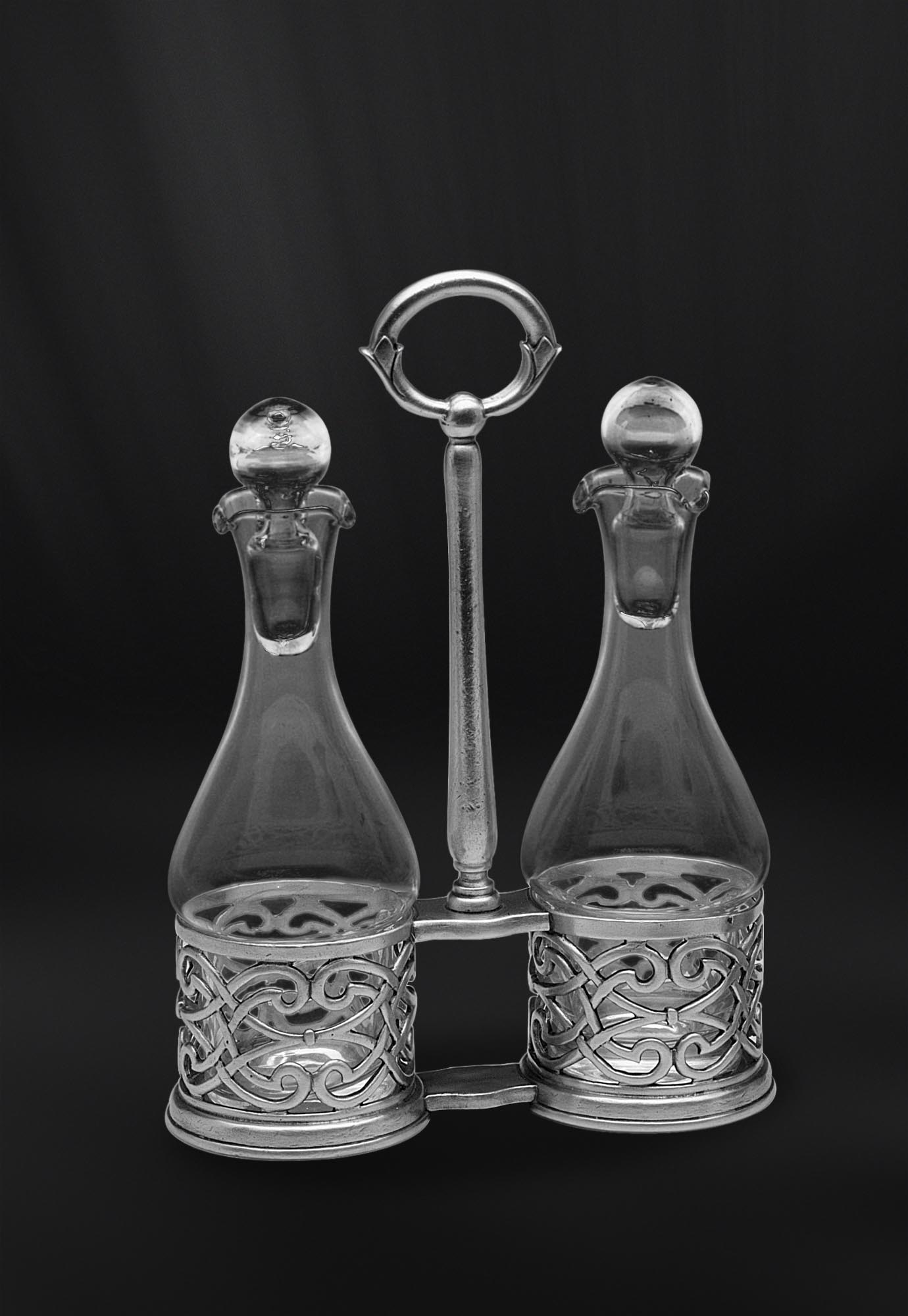 Set olio aceto oliera in peltro e vetro con manico (Art.586) Set olio aceto oliera in peltro e vetro con manico (Art.586)