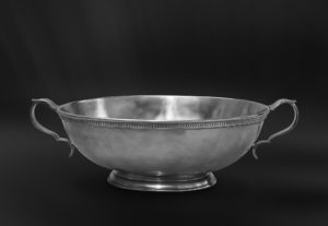 Centrotavola ovale in peltro con base e manici (Art.640)