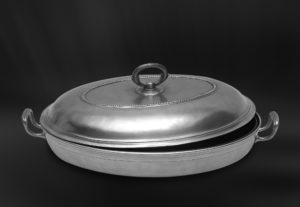 Porta pirofila pyrex in peltro con coperchio (Art.761)