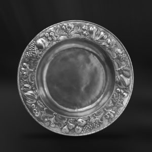 Centrotavola rotondo in peltro sbalzato (Art.782)